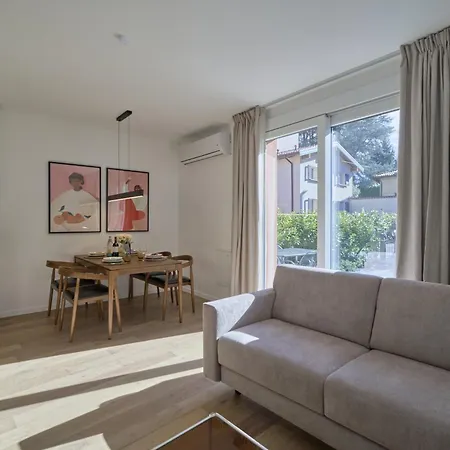 아파트 Elegant Duplex, Pool & Tennis, Private Garden & Parking, View 코모