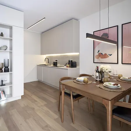 Elegant Duplex, Pool & Tennis, Private Garden & Parking, View 아파트 *