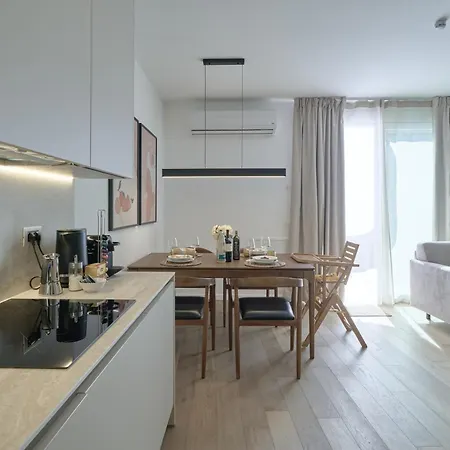 Elegant Duplex, Pool & Tennis, Private Garden & Parking, View 아파트