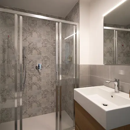 Elegant Duplex, Pool & Tennis, Private Garden & Parking, View 코모