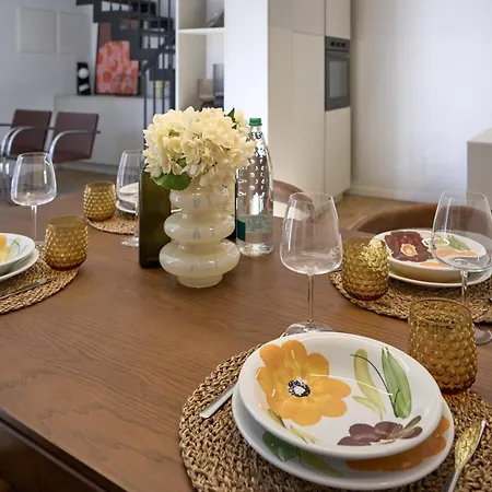 Elegant Duplex, Pool & Tennis, Private Garden & Parking, View 아파트