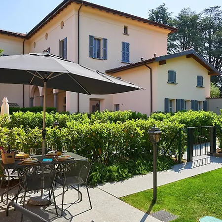 Elegant Duplex, Pool & Tennis, Private Garden & Parking, View 아파트 *