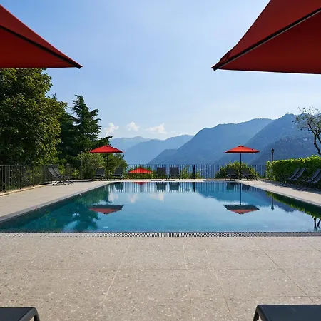 Elegant Duplex, Pool & Tennis, Private Garden & Parking, View 아파트