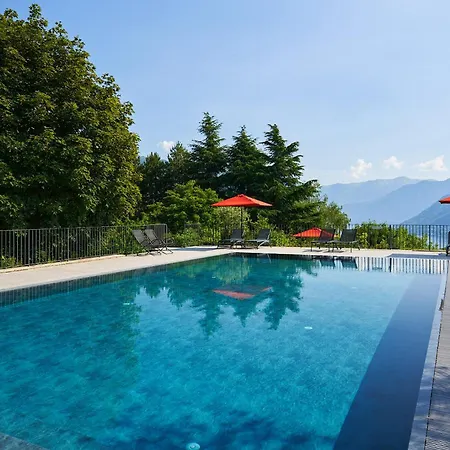 아파트 Elegant Duplex, Pool & Tennis, Private Garden & Parking, View