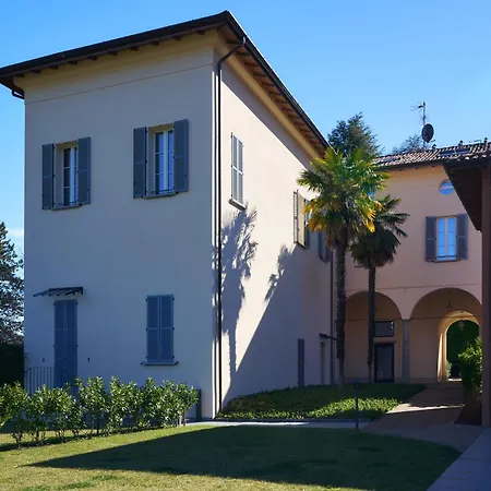 Elegant Duplex, Pool & Tennis, Private Garden & Parking, View 아파트